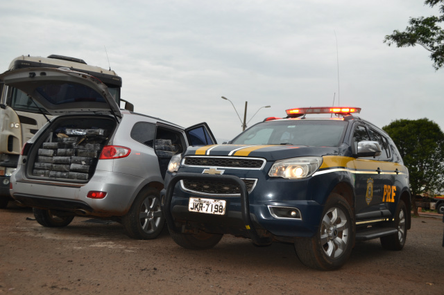 Veiculo é abandonado na BR- 163 com cerca de 800 kg de maconha Foto Leandro Medina