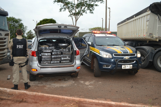Veiculo é abandonado na BR- 163 com cerca de 800 kg de maconha Foto:./ Leandro Medina