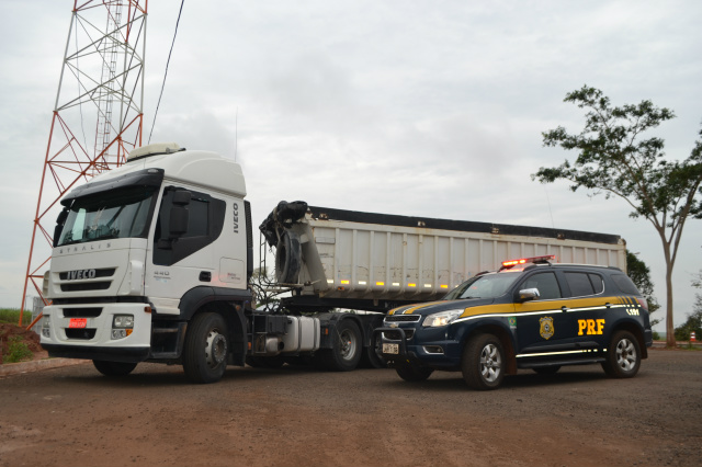 Carreta roubada é recuperada pela PRF em Nova Alvorada do Sul Foto:./ Leandro Medina