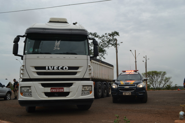 Carreta roubada é recuperada pela PRF em Nova Alvorada do Sul Foto:./ Leandro Medina