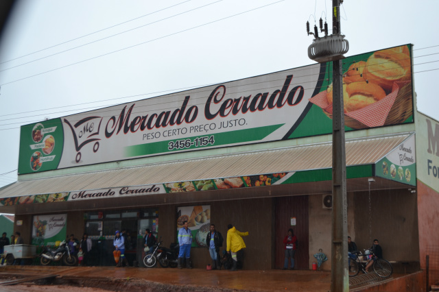 Estabelecimento foi assaltado por volta das 07:30 hs Foto: Adriel Filipe