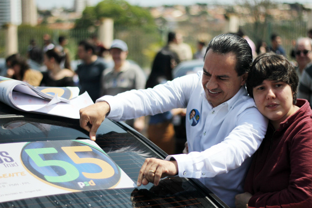 Marquinhos adesiva carros e visita bairros no feriado da Independência Marquinhos adesiva carros e visita bairros no feriado da Independência