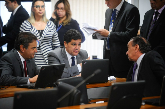 Fidelidade Partidária Os autores da PEC, senadores Aécio Neves e Ricardo Ferraço, conversam com o relator, Aloysio Nunes Ferreira, na reunião da CCJ