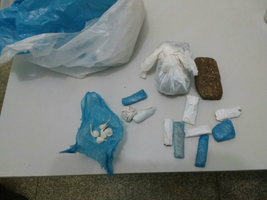 4 trouxinhas de pasta base de cocaína, 10 de maconha um pouco mais de 140 gramas de maconha em forma de tablete