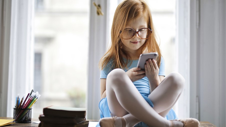 Crianças devem entrar em grupos de WhatsApp?