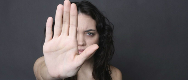 Uma em cada 3 pessoas acha que vítima é culpada por estupro