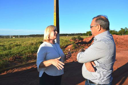 Sehab entrega 18 casas rurais em Itaquiraí e vistoria áreas para novas moradias Maria do Carmo e o gerente da Agehab visitam áreas destinadas a moradias novas
