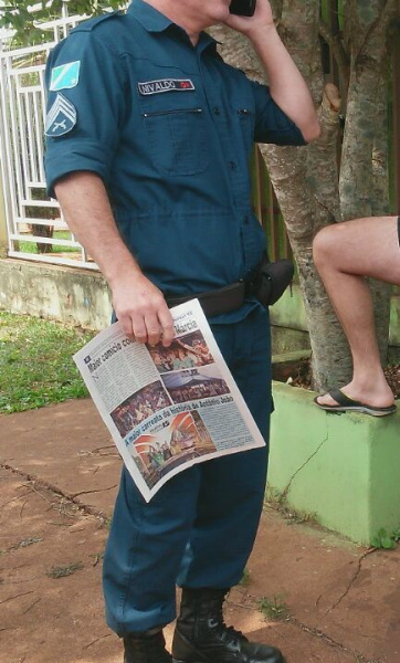 Policial Militar com material de campanha de Márcia Marques./Foto Reporter MS
