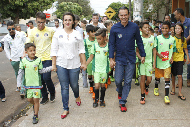 Ao som de “é campeão”, Marquinhos comanda caminhada da família 55