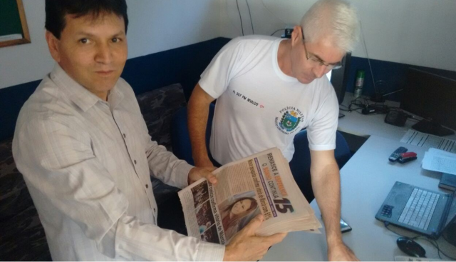 Momento que a Polícia Militar fazia a devolução dos jornais