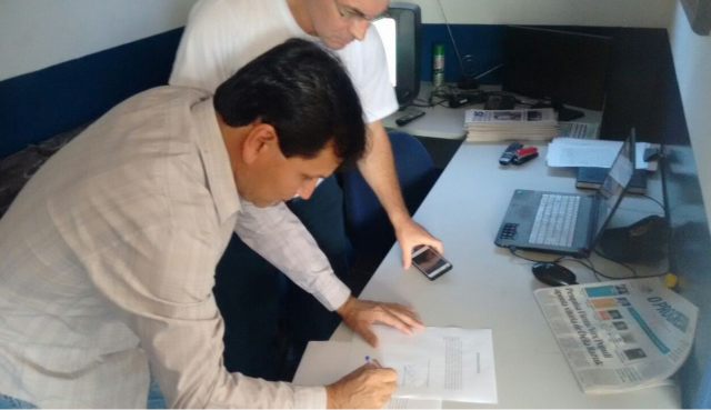 No termo de devolução, policial afirma que jornal é legal e que não ofende ninguém