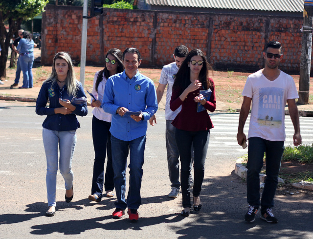Marquinhos recebe pedidos de asfalto e segurança em caminhada pelo Tijuca‏