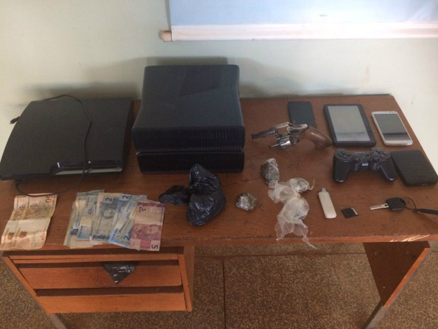 Polícia Militar fecha mais uma boca de fumo em Nova Alvorada do Sul Foram apreendidos 137 gramas de maconha, três videogame (dois X box e Um OS 3), Um HD externo da marca Samsung e um revólver calibre 22 .:/ Foto Policia Militar