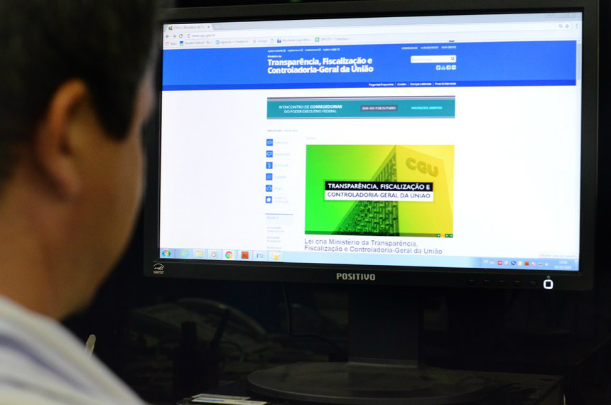 É dever dos cidadãos fiscalizar como prefeitos aplicam dinheiro público O Portal da Transparência do Governo Federal permite que cidadãos acompanhem o destino que município dá a verbas federais.:/ Foto Ana Volpe/Agência Senado