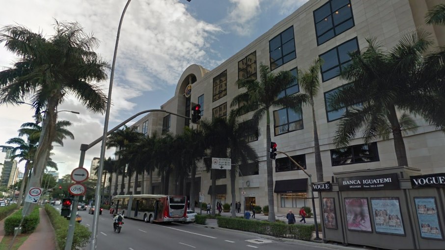 Produtora de moda diz ter sofrido racismo em loja do Shopping Iguatemi Produtora de moda diz ter sofrido racismo em loja do Shopping Iguatemi