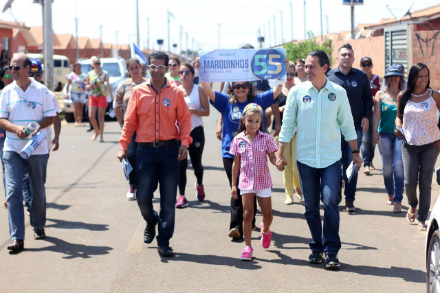 Marquinhos percorreu algumas ruas do Residencial Celina Jallad e a maioria dos moradores pediu para colocar um adesivo no carro ou na janela das residências. 