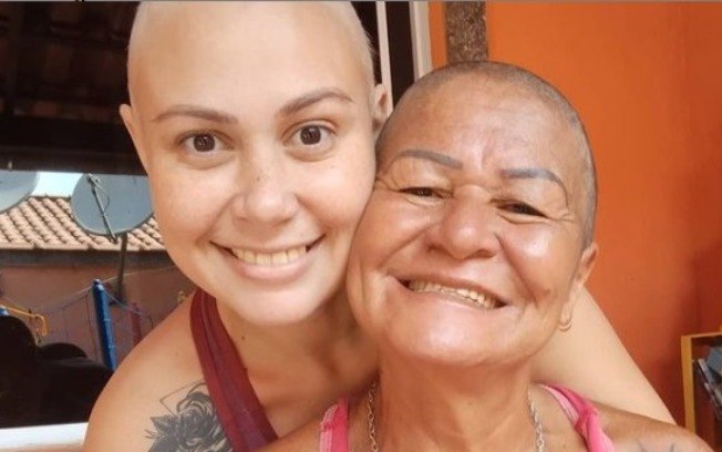 Mãe raspa o cabelo para apoiar filha no tratamento de câncer; veja vídeo Mãe raspa o cabelo para apoiar filha no tratamento de câncer; veja vídeo