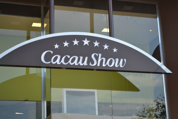 Loja da Cacau Show tem decoração furtada por jovens Loja da Cacau Show tem decoração furtada por jovens