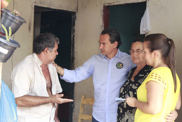 Marquinhos leva esperança de dias melhores a moradores do Dom Antônio Marquinhos leva esperança de dias melhores a moradores do Dom Antônio