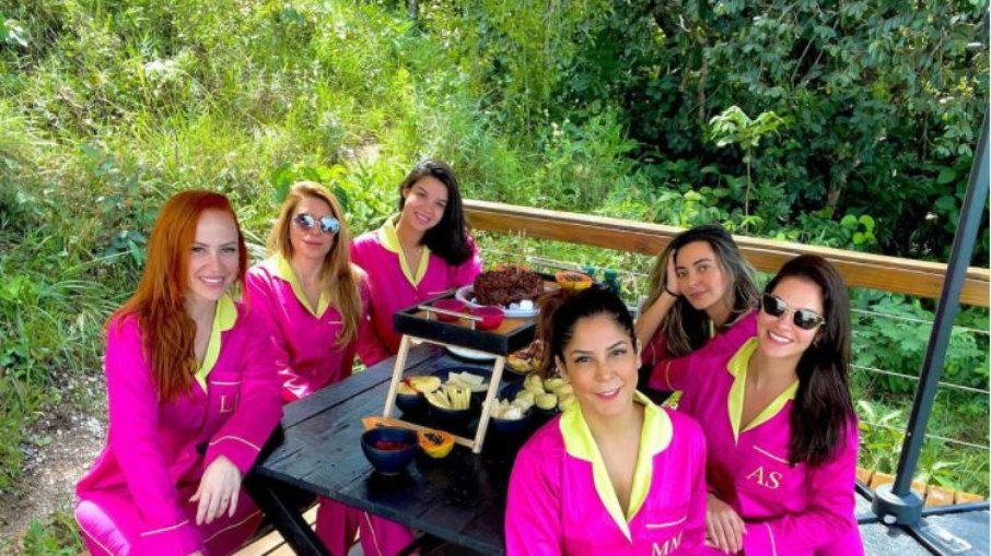 Andressa Suita comemora o aniversário ao lado das amigas Andressa Suita comemora o aniversário ao lado das amigas