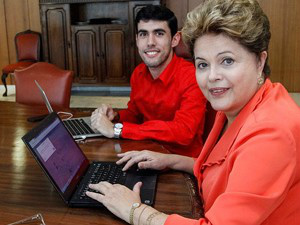 Dilma, e líder do PSB fica 'zoando' perfil fake da presidente Em 2013, Dilma recebeu o autor do personagemDilma Bolada no Planalto no dia em que voltou ausar seu perfil no microblog Twitter(Foto: Reprodução/ Instagram Palácio do Planalto)