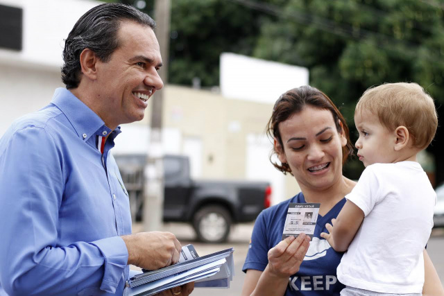 Em caminhada, eleitores pedem a Marquinhos por segurança e melhorias no trânsito