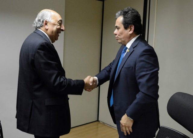 Senador Pedro Chaves comprimentando Henrique Pires.:/ Luciana Novaes