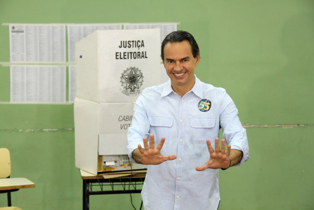 Marquinhos Trad (PSD) é eleito prefeito de Campo Grande Marquinhos pousa pra foto apos votar.:/ Foto Marlon Ganassin