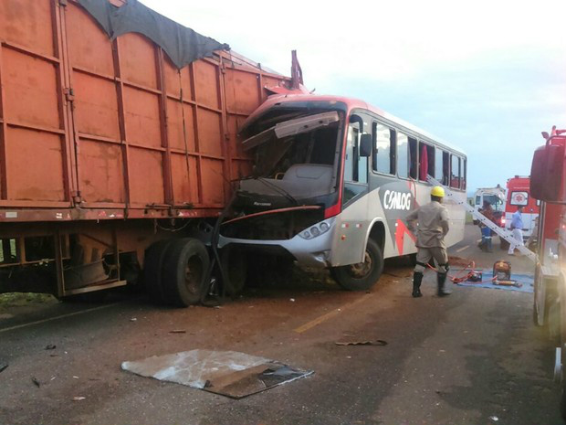 Bombeiros retiraram vítimas de acidente pela janela de ônibus (Foto: Divulgação/Corpo de Bombeiros)