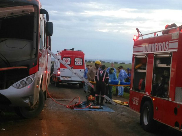 Bombeiros retiraram vítimas de acidente pela janela de ônibus (Foto: Divulgação/Corpo de Bombeiros)
