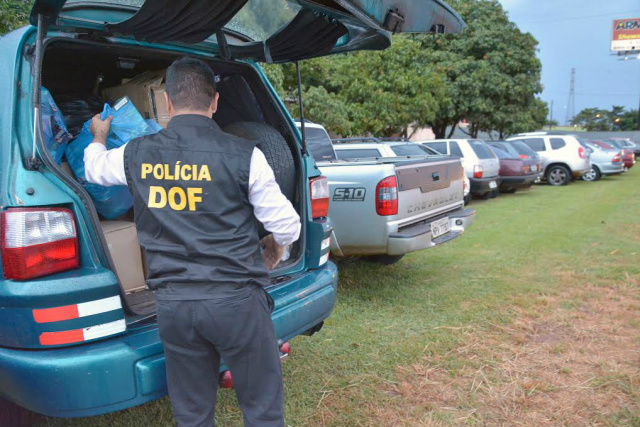 Migração de empresas para o Paraguai preocupa senadores brasileiros Ao todo, policiais do DOF apreenderam 21 carros transportando mercadorias contrabandeadas do Paraguai - Foto: Marcos Ribeiro