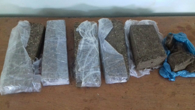 5 tabletes de maconha que totalizou 3,6 KG. .;/ foto Policia Militar de Nova Alvorada do Sul