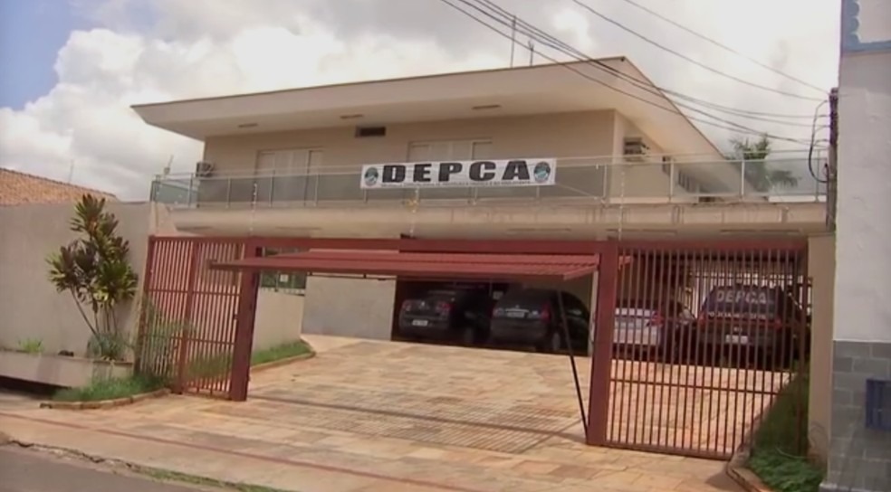Menina obrigada a se prostituir diz que mãe agendava até '3 programas ao dia' após ela cuidar de irmãos Caso é investigado pela Delegacia de Atendimento à Criança e ao Adolescente — Foto: Reprodução/ TV Morena