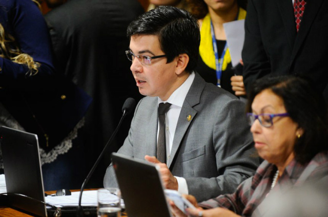 Fim do foro privilegiado para políticos Relator, o senador Randolfe Rodrigues (Rede-AP), estima em 22 mil o número de autoridades brasileiras com foro privilegiado