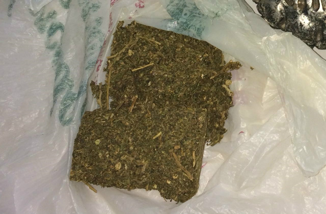 Adolescente é preso por tráfico de drogas em Nova Alvorada do Sul foi encontrado na mochila de um dos adolescentes 73 gramas de maconha e um narguilé. Foto.:/ Policia Militar