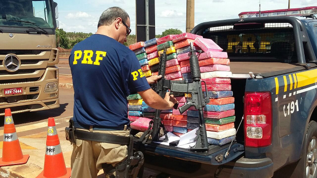 Apreensão de 139 tabletes de cocaína pura, dois fuzis 5.56/2,23 (tipo AR 15) e munições para pistolas de calibre .40 e 45. Fotos: Adilson Domingos
