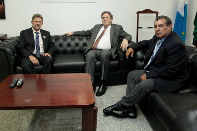 Laguna Carapã recebe liberação de duas emendas para a pavimentação asfáltica prefeito reeleito de Laguna Carapã Itamar Bilibio (PMDB) junto com o vereador e agora vice-prefeito pelo PTB Doreli Portela em visita ao Senador Moka (PMDB)