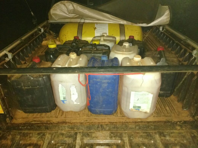 200 litros de etanol que havia sido subtraído de um caminhão tanque. foto Policia Militar