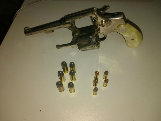 Revólver calibre 32 e 5 munições de calibre 22. Foto Policia Militar