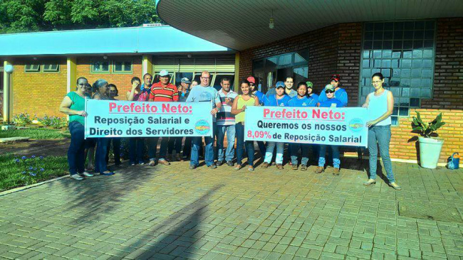 Funcionários Públicos municipal protestam em frente à prefeitura de Nova Alvorada do Sul Servidores Municipais estendem faixa em frente a prefeitura Municipal de Nova Alvorada do Sul. foto: SINDNAS
