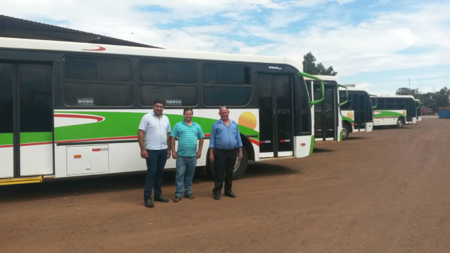 Vereadores visitam empresa que realiza transporte público em Nova Alvorada do Sul Vereador Israel Gomes PSD, gerente da frota da Viação Nova Alvorada senhor Manoel e o vereador Vanderlei Bueno PSDB