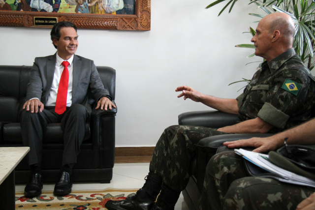 Marquinhos Trad (PSD) e o comandante do Comando Militar do Oeste (CMO), general Gerson Menandro Garcia de Freitas. Foto:./ Assessoria