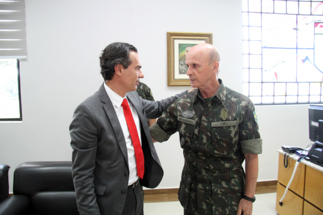 Marquinhos firma parceria com Exército para atuação na saúde, educação e social Marquinhos Trad (PSD) e o comandante do Comando Militar do Oeste (CMO), general Gerson Menandro Garcia de Freitas. Foto:./ Assessoria