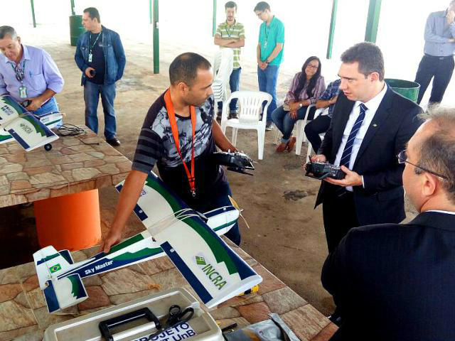 INCRA ira vai monitorar e fiscalizar assentamentos com drones Apresentação de VANTs foi feita à direção do Incra e servidores que usarão a tecnologia - Foto: Incra SR16