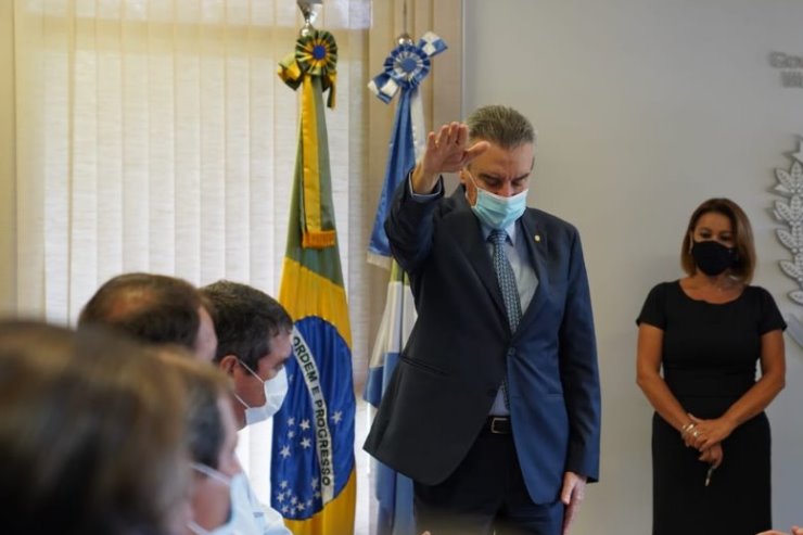 Deputado Paulo Corrêa, governador em exercício, durante juramento em ato de assinatura do termo de assunção de cargo