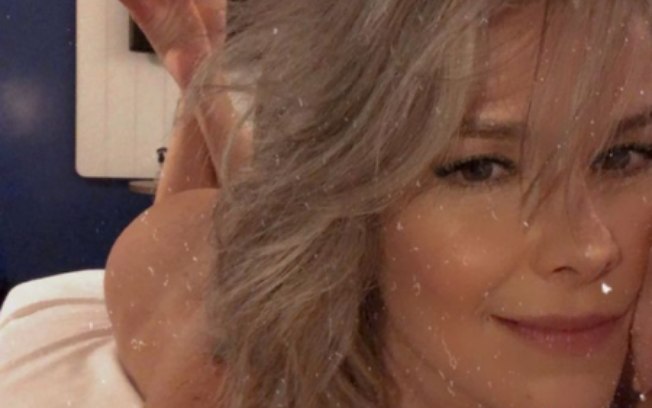 Samara Felippo assume cabelos brancos e diz estar se "sentindo maravilhosa"