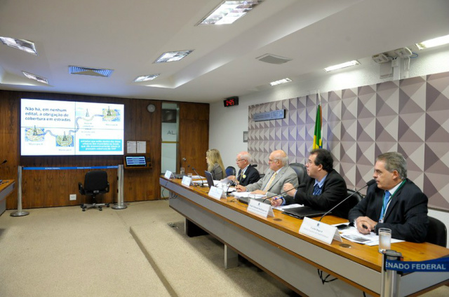 Refém das operadoras de telefonia Audiência pública da CCT, presidida pelo senador Lasier Martins (centro) sobre medidas para o aprimoramento da Agência Nacional de Telecomunicações (Anatel). Pedro França/Agência Senado