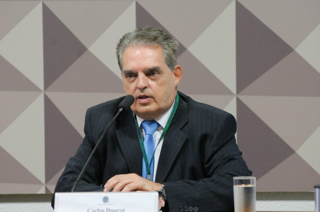 Refém das operadoras de telefonia O diretor executivo do Sindicato Nacional das Empresas de Telefonia e de Serviço Móvel Celular e Pessoal (SindiTelebrasil), Carlos Duprat, disse que as operadoras de telefonia têm a obrigação de cobrir 80% da área urbana dos municípios e não existe exigência de cobertura de áreas rurais e estradas. Pedro França/Agência Senado