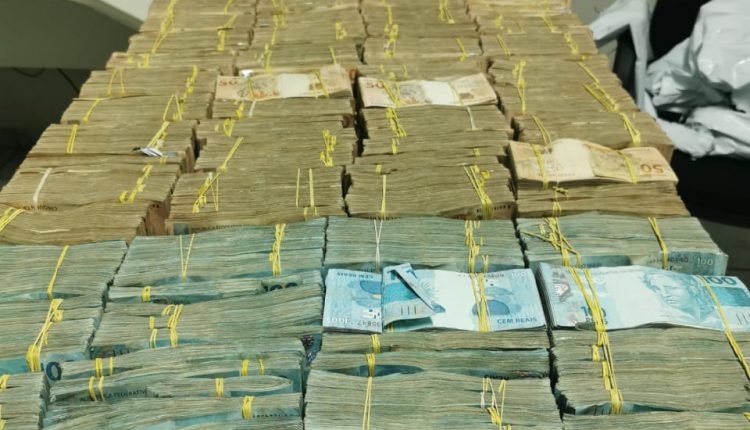 Bolivianos são flagrados atravessando fronteira com R$ 1,5 milhão em táxi Dinheiro apreendido pelos fiscais da Receita. Foto: Divulgação