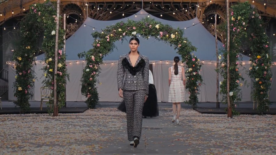 Modelo brasileira é destaque do desfile da Chanel